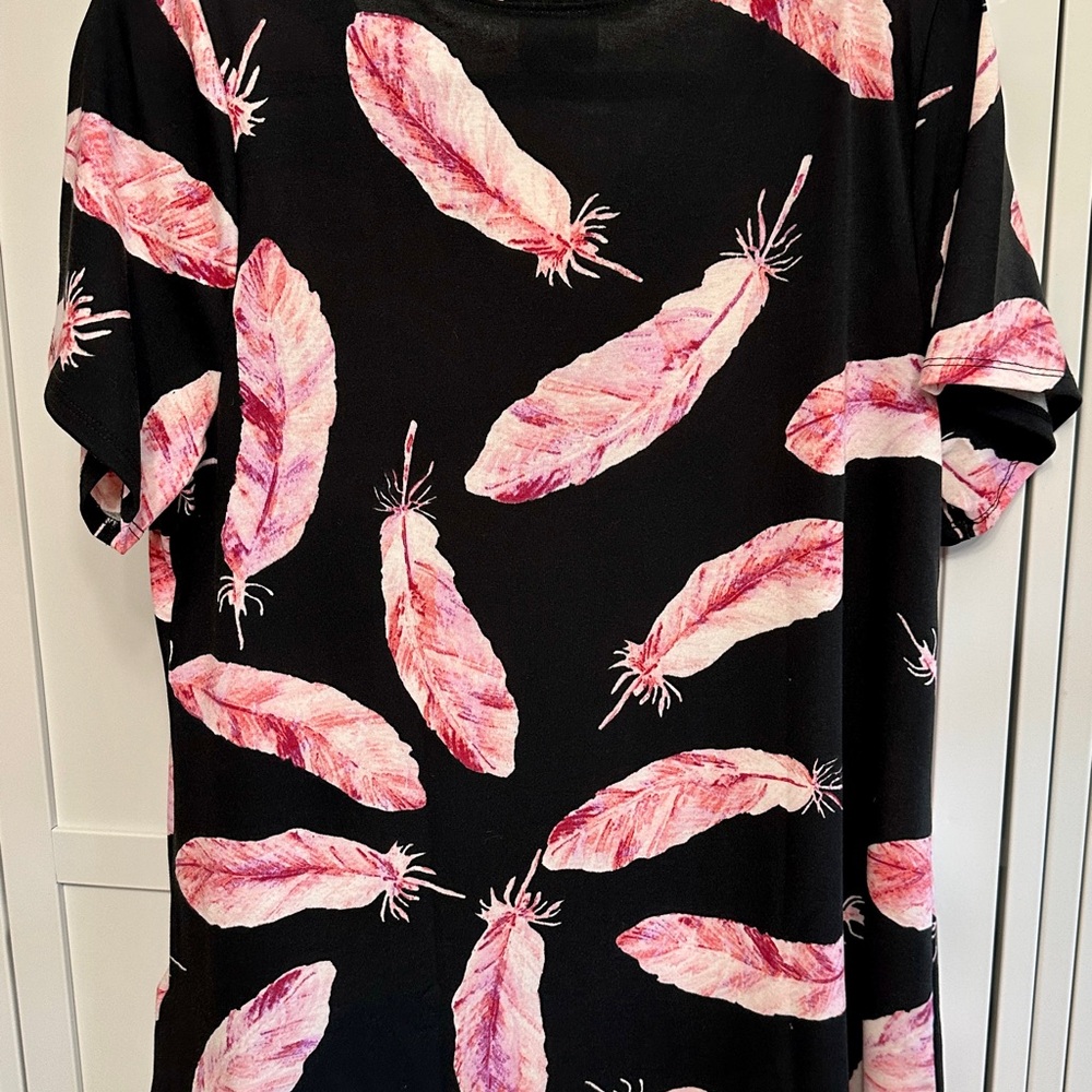 LulaRoe Christy XL Black V‑Neck Top with Pink Feather Print NWT - Picture 3 of 3